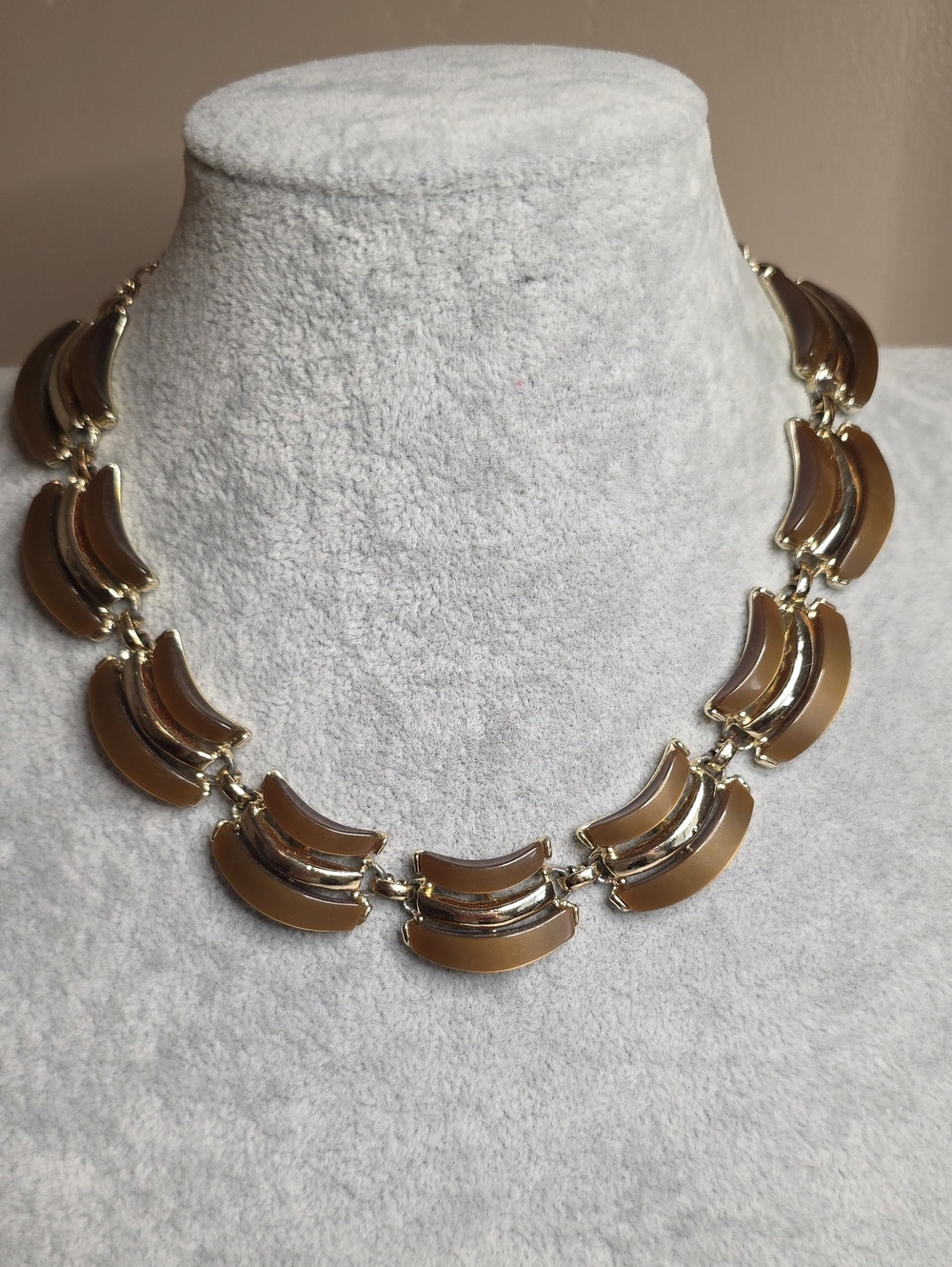 Vintage 1950's-1960's Moonglow Thermoset Crescent Link Collar Necklace Gold-Tone